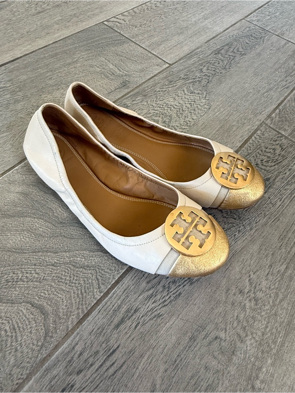 Tory Burch Reva Leather Slip-On Ballet Flats Beige/Gold Logo Cap Toe Women's 8M - Picture 2 of 11